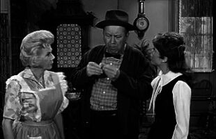 Petticoat Junction S2 E31 – The Chicken Killer